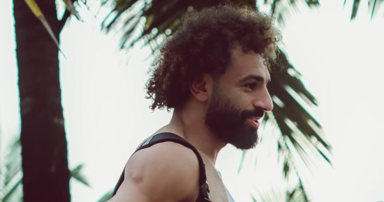 محمد صلاح يستعرض عضلاته بعد انتهاء معسكر الفراعنة.. صور