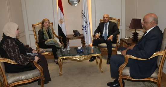 وزير النقل يبحث مع نائب رئيس بنك الاستثمار الأوروبى التعاون فى المشروعات