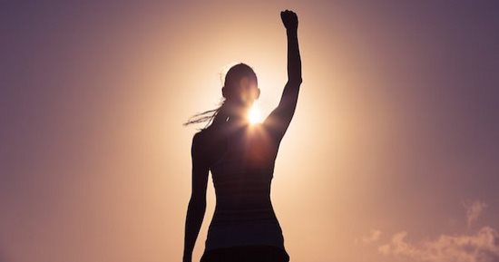 4 أبراج تتمتع نساؤها بثقة كبيرة وشجاعة ليس لها حدود
