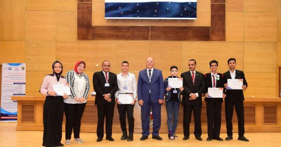 رئيس جامعة سوهاج يكرم 40 مخترعا ورائد أعمال ويفتتح معرض الابتكارات.. صور