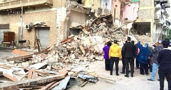 النيابة الإدارية تجرى معاينة لموقع انهيار عقار بورسعيد..صور