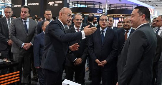 رئيس الوزراء يتفقد جناح شركة اورنج في معرض Cairo ICT