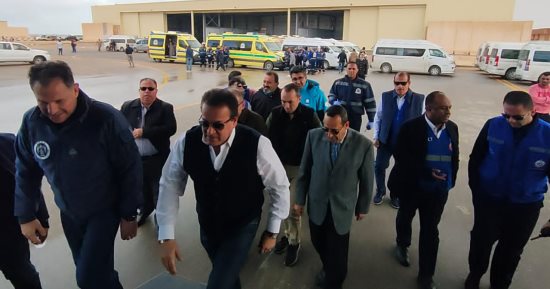 وزير الصحة من مطار العريش: 150 سيارة إسعاف لنقل الجرحى الفلسطينيين.. صور