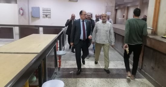 رئيس جامعة حلوان يتفقد المطعم المركزى للاطمئنان على جودة الإفطار المقدم للطلاب