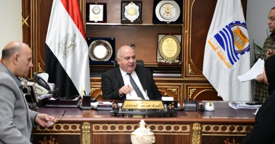 محافظ قنا يفحص طلبات 105 مواطنين وطلبات المساعدات وتكافل وكرامة