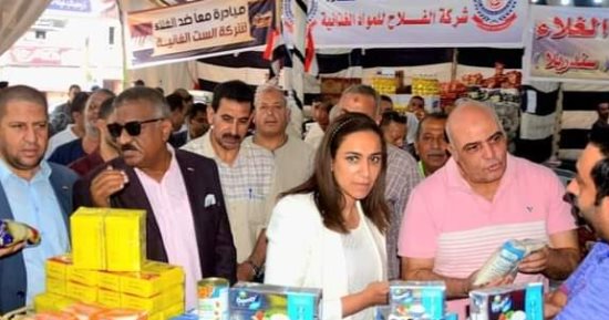 "معا ضد الغلاء" خطة محافظة البحيرة لمواجهة غلاء الأسعار.. افتتاح 25 منفذا جديدا لبيع السلع الغذائية واللحوم بأسعار مخفضة.. حملات رقابية على المحال والأسواق.. واتخاذ الإجراءات القانونية ضد المخالفين.. صور
