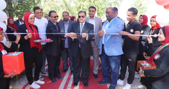 رئيس جامعة جنوب الوادى يفتتح معرض المشغولات الإبداعية.. صور
