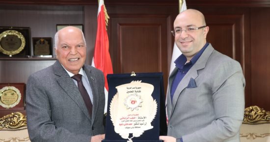 محافظ بنى سويف يلتقى نقيب المعلمين لتعزيز الخدمات المقدمة للمدرسين