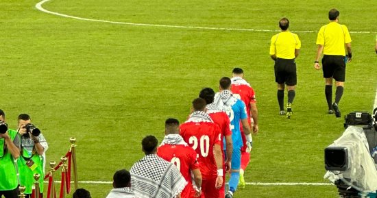 لاعبو منتخب فلسطين يدعمون بلادهم بالكوفية ضد أستراليا