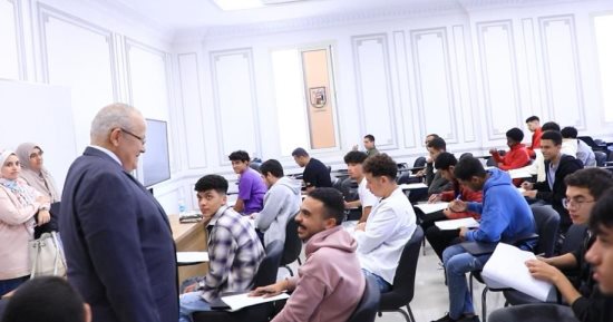 الخشت يتفقد أول اختبارات الميد تيرم بجامعة القاهرة الدولية 