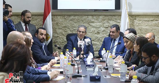 نقيب الإعلاميين يهدى درع النقابة لوفد تنسيقية شباب الأحزاب تقديرا لدورهم في خدمة المجتمع
