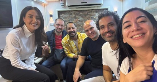 عمرو وهبة مع فريق مسلسل "صوت وصورة": ربنا يكرم فى اللى جاى