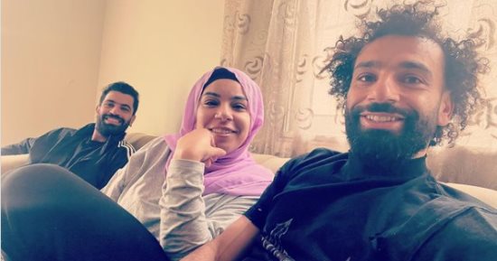 سيلفى الأشقاء.. محمد صلاح مع أخويه فى عطلة عائلية "صورة"