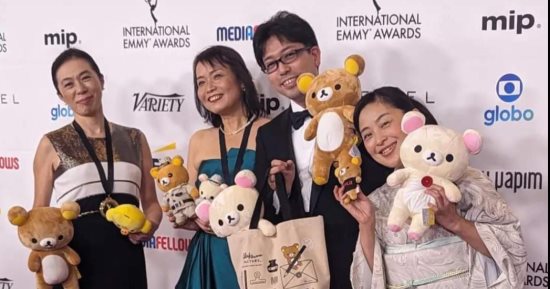 صناع Rilakkuma's Theme Park Adventure يحملون الدمى بحفل الإيمي.. صور