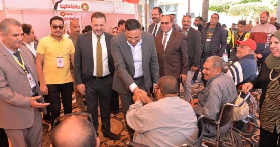 محافظ الدقهلية يشهد تسليم 30 جهازا تعويضيا لذوى الهمم.. صور