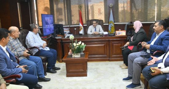 محافظ الغربية يجتمع بشركات رصف طنطا والسنطة ويؤكد ضرورة مراعاة الجودة