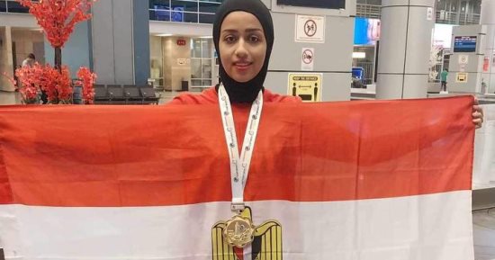 أفكار مختلفة لتنسيق ديكور غرفة المعيشة باللون الأحمر.. عصرية وجريئة