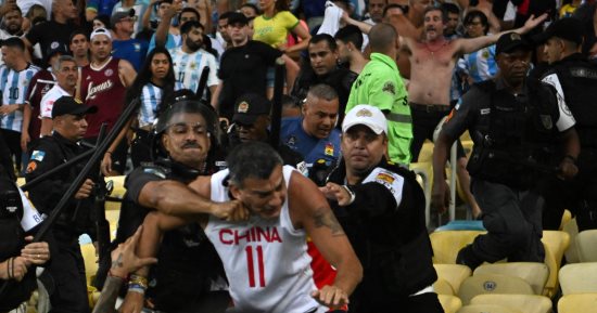اعتقال 17 مشجعا من أنصار منتخب الأرجنتين وحبس آخر بسبب إهانات عنصرية
