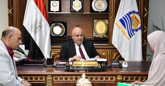 محافظ قنا يستقبل مواطنين من مختلف المراكز لبحث طلباتهم 