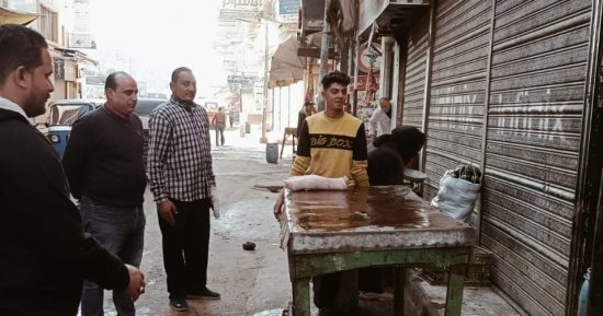 رفع إشغالات خلال حملة فى شوارع منية النصر بالدقهلية