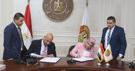 برتوكول بين وزارة العمل و"مصر للطيران" للتعاون بشأن نشاط علاقات الوزارة