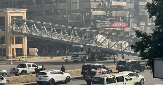 المعاينة: عطل بصندوق سيارة نقل أدى لفتحه واصطدامه بكوبرى مشاة أحمد عرابى