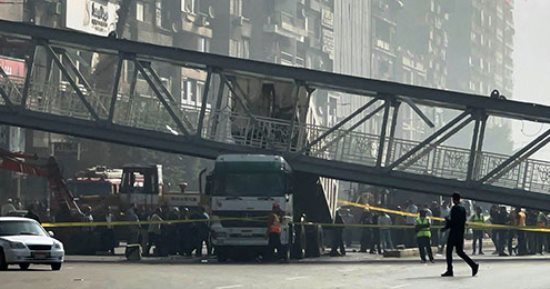 لقطات من حادث سقوط كوبرى مشاة شارع أحمد عرابى بالجيزة.. فيديو وصور