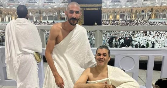 الفنان عمرو محمد علي ووالدته يؤديان مناسك العمرة