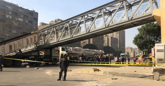 استعدادات لرفع كوبرى مشاة شارع أحمد عرابى بالجيزة.. صور وفيديو