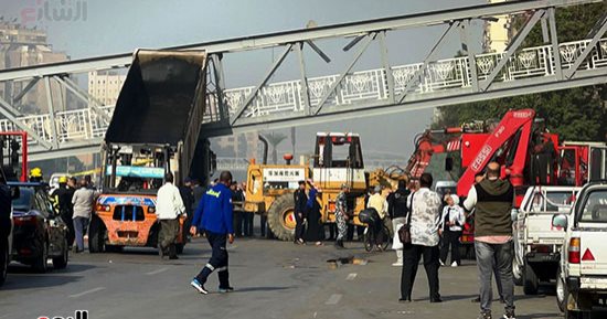 تفاصيل حادث كوبرى مشاة شارع أحمد عرابى.. اصطدمت به سيارة نقل.. صور وفيديو