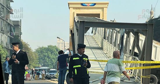 فرض كردون أمنى بمحيط سقوط كوبرى مشاة بشارع أحمد عرابى بالجيزة..فيديو