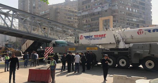 انتشار المعدات لرفع كوبرى مشاة شارع أحمد عرابى بالجيزة.. صور