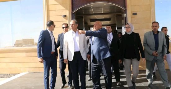 محافظ الوادى الجديد يتفقد "نادى الهجن الدولى" ومشروع "واحة الحرير"