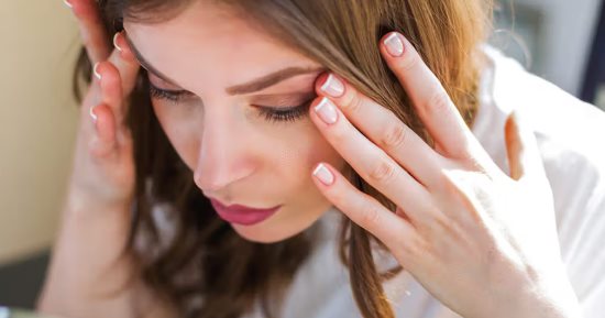 وصفات طبيعية للتخلص من قشرة الرموش والحواجب.. من زيت شجرة الشاي للوز