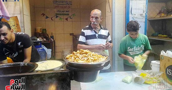 "العم خميس" أقدم بائع طعمية فى قنا: أعشقها وسأعمل فيها لأخر لحظات حياتي 