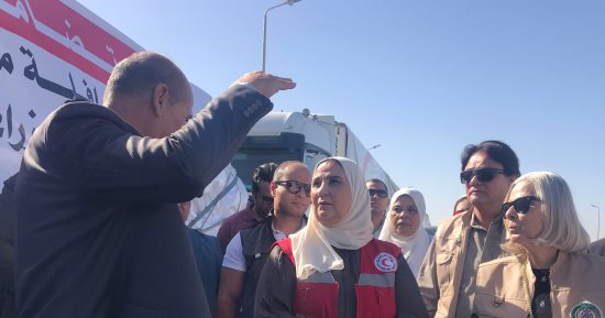 وزيرة التضامن تصل معبر رفح وتتفقد شاحنات المساعدات