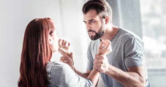 اليوم العالمي لمناهضة العنف ضد المرأة.. علامات تخبرك بميل شريك حياتك للعنف