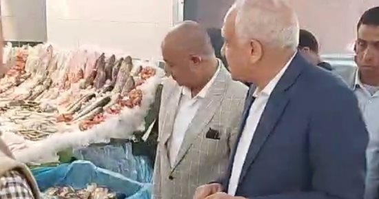 محافظ الجيزة يتفقد حركة البيع والشراء بسوق السمك الحضارى بالمنيب