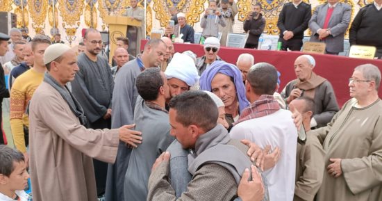 عقد الصلح بين عائلتين فى المنيا بعد 5 سنوات من الخصومة الثأرية.. صور