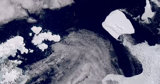إنقاذ 82 صيادا جرفهم طوفا جليديا بعيدا عن الشاطئ شرقى روسيا 