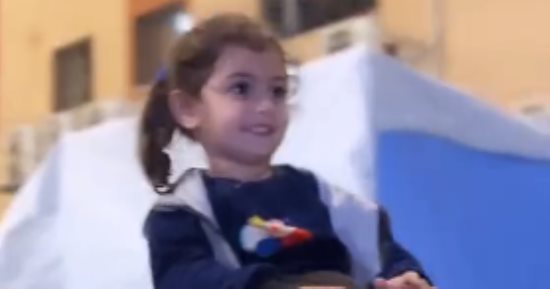 علامات الفرح على ملامح الطفلة الفلسطينية "سيلا" بسبب الهدنة.. فيديو وصور