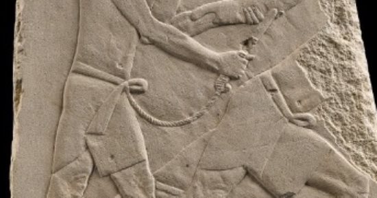 نقش بارز على حجر جيرى مصرى معروض للبيع فى مزاد عالمى.. تخيل سعره
