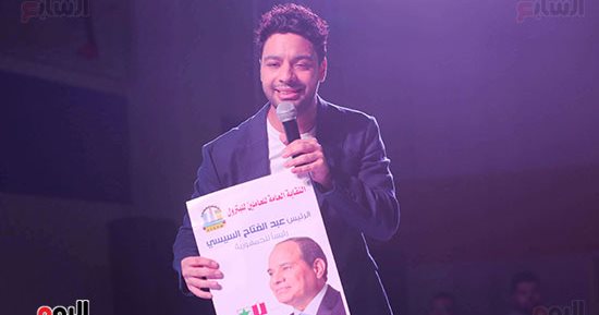 المطرب أحمد جمال يقدم باقة من الأغانى الوطنية بمؤتمر اتحاد العمال لدعم السيسى