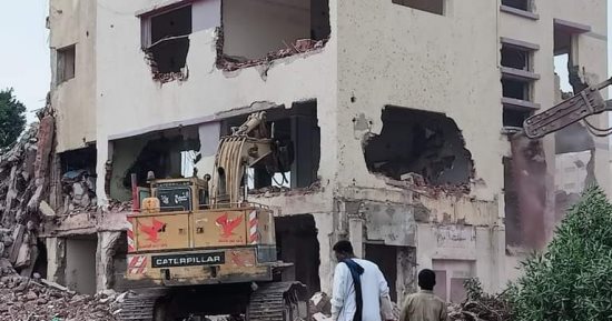 محافظة القاهرة تزيل مركز شباب الفسطاط ومبنى حى دار السلام لتطوير المنطقة.. صور