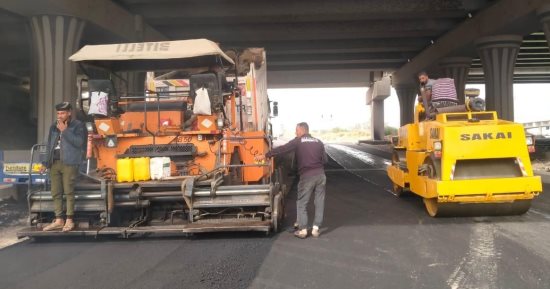 وضع طبقة الرصف الرابطة بطريق أبو ربع فى البدرشين بطول 2 كيلو متر.. صور