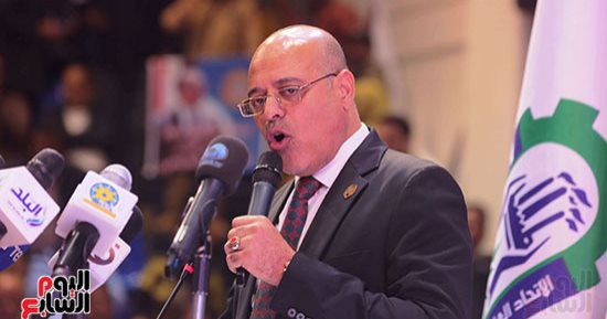المشاركون بمؤتمر اتحاد العمال لتأييد الرئيس السيسى يعزفون أغنية "تسلم الأيادى"