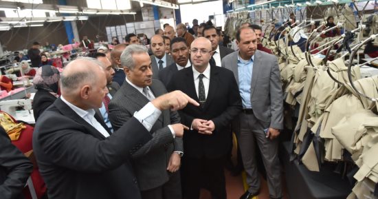 وزير العمل يسلم عقودا لبعض ذوى الهمم ببنى سويف