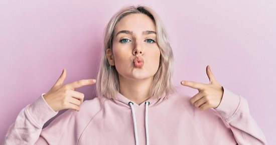 الذقن المزدوجة .. 6 تمارين يوجا مخصصة ليكِ لشد الرقبة 