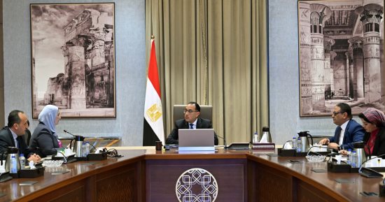 رئيس الوزراء يتابع مع وزيرة التضامن الاجتماعى عددا من ملفات العمل