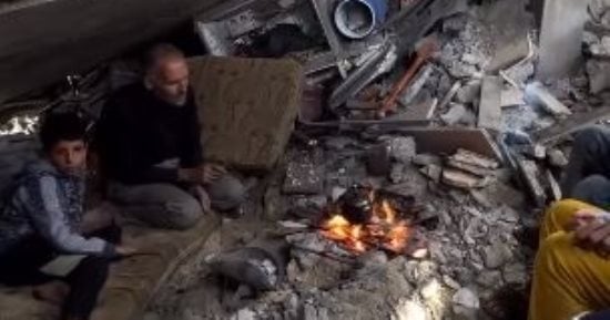 "لن نرحل أبدًا".. عائلة فلسطينية تسكن تحت أنقاض منزلها بعد قصفه.. فيديو